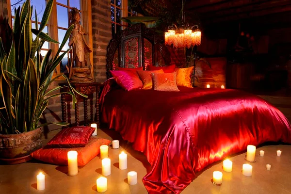 Melhor que motel: 9 ideias para criar um clima sexy no quarto