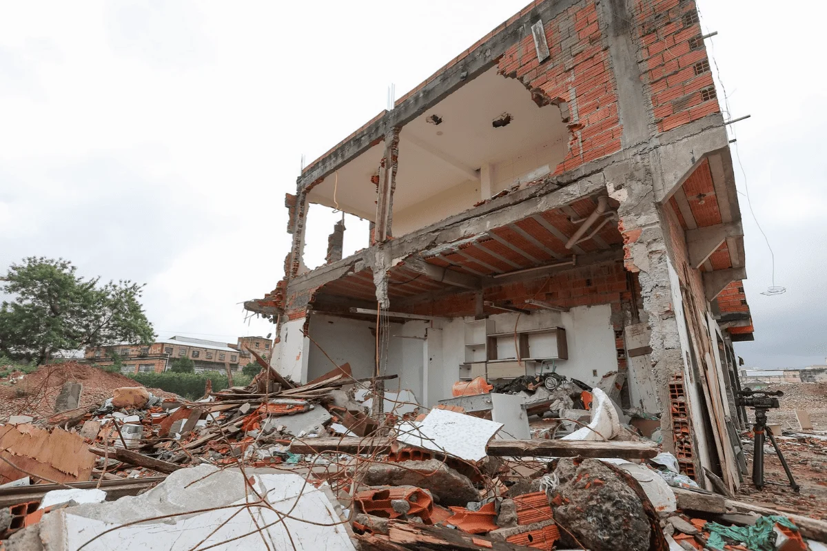 A saída marca o fim da desocupação da comunidade, em decorrência de um plano de transformação urbana na região. A saída marca o fim da desocupação da comunidade, em decorrência de um plano de transformação urbana na região.