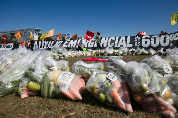 Manifestação de movimentos sindicais e partidos de esquerda por um maior auxílio emergencial