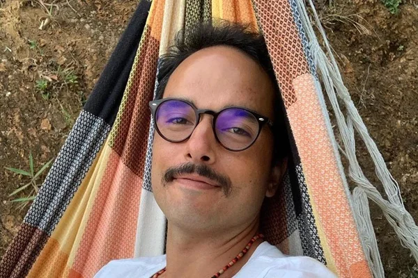 Lutando contra um câncer, Léo Rosa cobra salários atrasados da Record TV