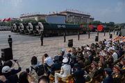 Os novos mísseis nucleares estratégicos DF-5C, com alcance global, são vistos em caminhões durante sua estreia em um desfile militar que marca o 80º aniversário da vitória sobre o Japão e o fim da Segunda Guerra Mundial, na Praça Tiananmen, em 3 de setembro de 2025, em Pequim