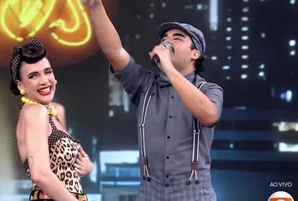 Professora do Dança dos Famosos revela gravidez ao vivo e surpreende