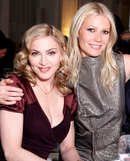 Madonna e Gwyneth Paltrow se tornaram amigas no final dos anos 1990. Se você acha que brigar por homem é besteira, que dirá as duas que deixaram de se falar por causa da personal trainer Tracy Anderson. A parceria profissional entre a cantora e a educadora física começou em meados de 2009, quando Madonna fez uma turnê pela Europa. Tracy decidiu não ir na segunda etapa da volta ao mundo porque estava em um relacionamento.Madonna encerrou a parceria, mas abafou comentários maldosos desejando apenas “tudo de bom” para Tracy e o novo namorado. Gwyneth ficou do lado da personal trainer e chegou a dizer em uma entrevista que achava bom o fato de Madonna não treinar mais com Tracy porque a popstar “ocupava o dia inteiro” da educadora física. Desde então, elas nunca mais se falaram. Madonna e Gwyneth Paltrow se tornaram amigas no final dos anos 1990. Se você acha que brigar por homem é besteira, que dirá as duas que deixaram de se falar por causa da personal trainer Tracy Anderson. A parceria profissional entre a cantora e a educadora física começou em meados de 2009, quando Madonna fez uma turnê pela Europa. Tracy decidiu não ir na segunda etapa da volta ao mundo porque estava em um relacionamento.Madonna encerrou a parceria, mas abafou comentários maldosos desejando apenas “tudo de bom” para Tracy e o novo namorado. Gwyneth ficou do lado da personal trainer e chegou a dizer em uma entrevista que achava bom o fato de Madonna não treinar mais com Tracy porque a popstar “ocupava o dia inteiro” da educadora física. Desde então, elas nunca mais se falaram.
