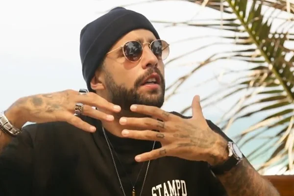 Pedro Scooby rebate crítica por estar em praia: “Aqui está liberada”