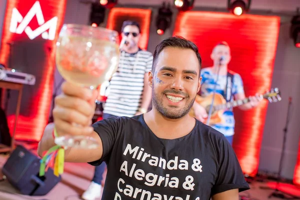 Ressaca de Carnaval: Thiago Miranda celebra aniversário com feijoada