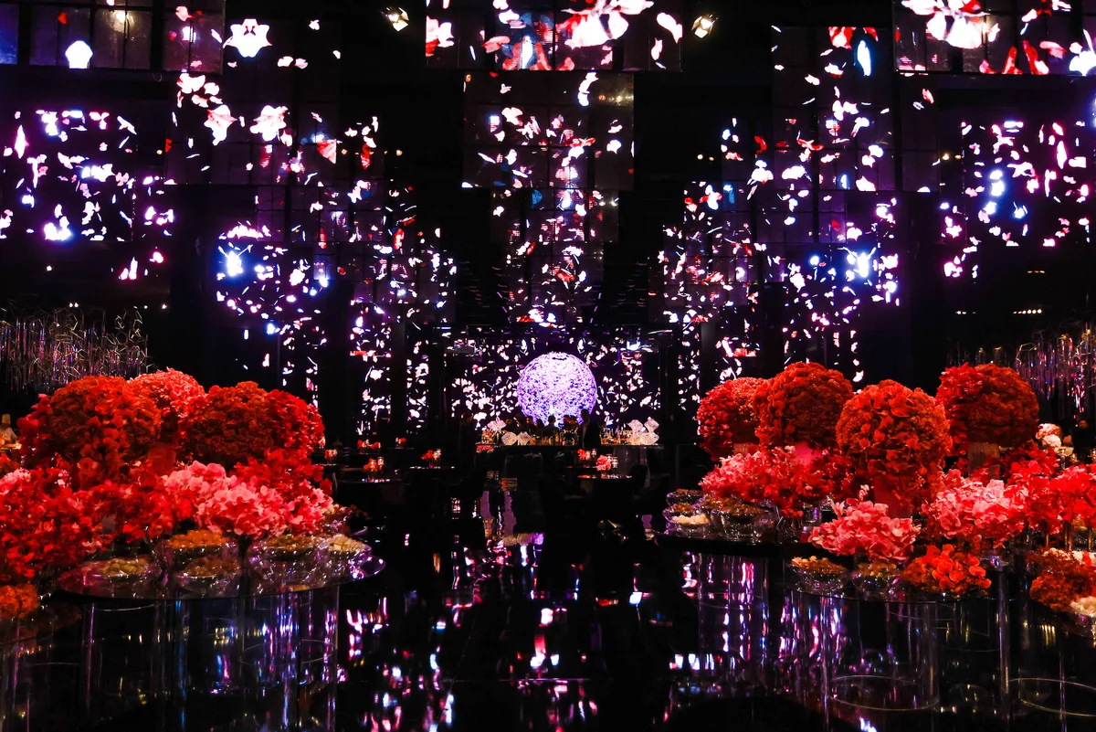 As flores trouxeram um toque romântico e sofisticado à decoração moderna e imersiva As flores trouxeram um toque romântico e sofisticado à decoração moderna e imersiva