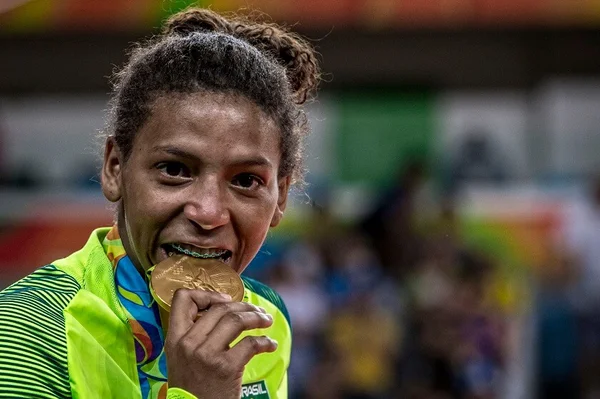 Rafaela Silva chora ao lembrar de ofensas racistas em Londres 2012