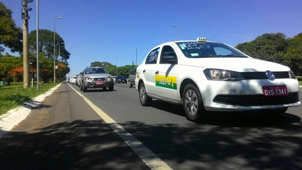 Taxistas fazem manifestação contra o Uber e pedem aumento de tarifa. Carreata segue para o Congresso