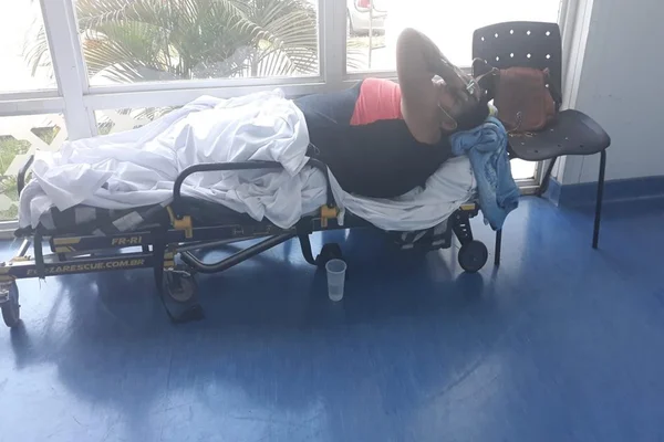 Com perna em carne viva, mulher espera por 9h para ser atendida na UPA