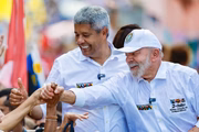 Presidente Lula acompanhado do governador da Bahia, Jerônimo Rodrigues