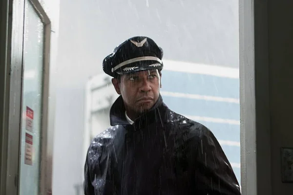 Denzel Washington no filme O Voo (2012), de Robert Zemeckis