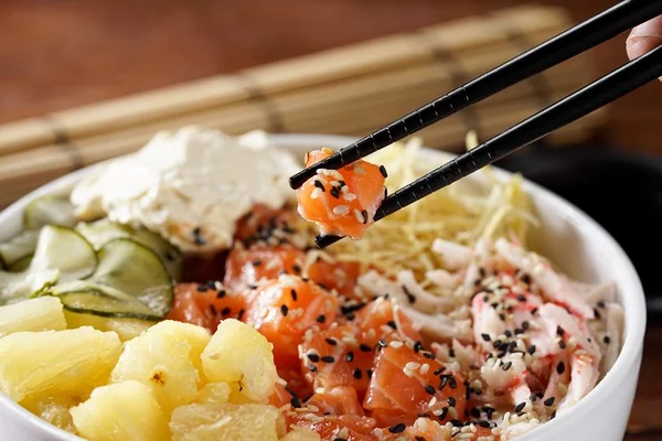 Sushiloko se rende à moda gastronômica e inclui poke no cardápio