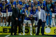 O presidente da CBF, Samir Xaud, e o presidente da FCF e vice-presidente da CBF, Rubens Angelotti, posaram na entrega da taça O presidente da CBF, Samir Xaud, e o presidente da FCF e vice-presidente da CBF, Rubens Angelotti, posaram na entrega da taça