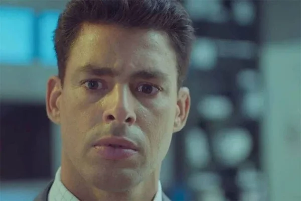 Um Lugar ao Sol: Christian/Renato é desmascarado e toma ação drástica