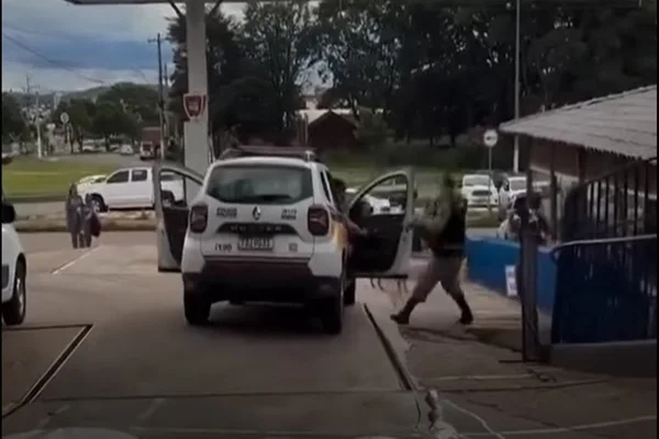 Abordagem a motociclista vira caos, e PM é arremessado por viatura