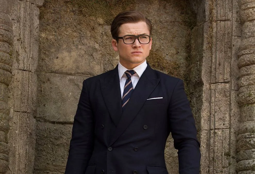 <b>"Kingsman"</b>. Mais uma franquia <i>rated R</i> da Fox que pode representar desafio criativo aos padrões infantis da Disney. A obra de Mark Millar e Dave Gibbons rendeu dois filmes ligeiramente mais baratos que a média de adaptações de HQs e cifras lucrativas: "Serviço Secreto" (2014) e "O Círculo Dourado" (2017) <b>"Kingsman"</b>. Mais uma franquia <i>rated R</i> da Fox que pode representar desafio criativo aos padrões infantis da Disney. A obra de Mark Millar e Dave Gibbons rendeu dois filmes ligeiramente mais baratos que a média de adaptações de HQs e cifras lucrativas: "Serviço Secreto" (2014) e "O Círculo Dourado" (2017)