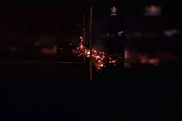 Foto escura à noite com chamas no local