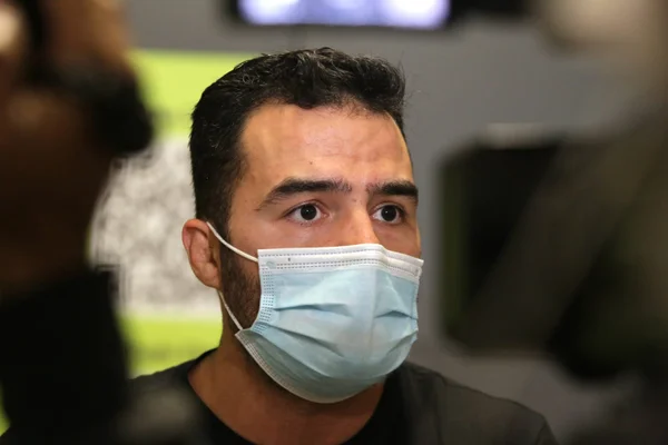 O deputado estadual paulista Arthur do Val (Podemos), conhecido como Mamãe, Falei, durante desembarque no Aeroporto de Guarulhos