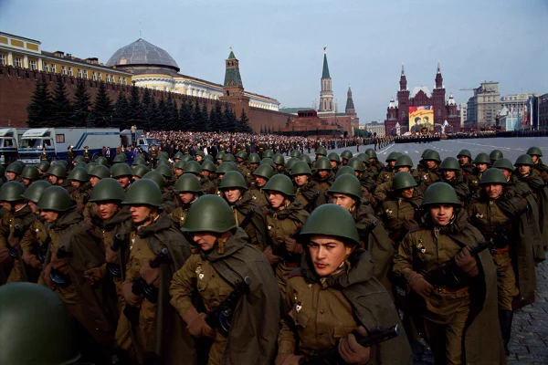 Imagem colorida mostra soldados da Rússia - Metrópoles