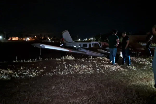 Imagem colorida mostra avião que fez pouso forçado em Votuporanga - Metrópoles