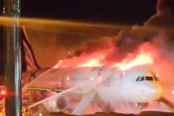 Avião pegando fogo