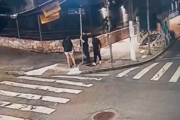 Imagem colorida mostra momento em que advogado é agredido e roubado antes de ser encontrado morto. Metrópoles