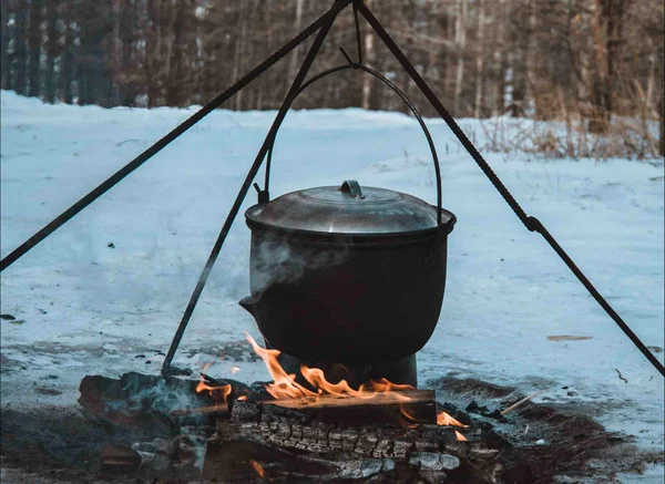 Cozinheiro sofre queimaduras e morre após cair em panela de caldo quente