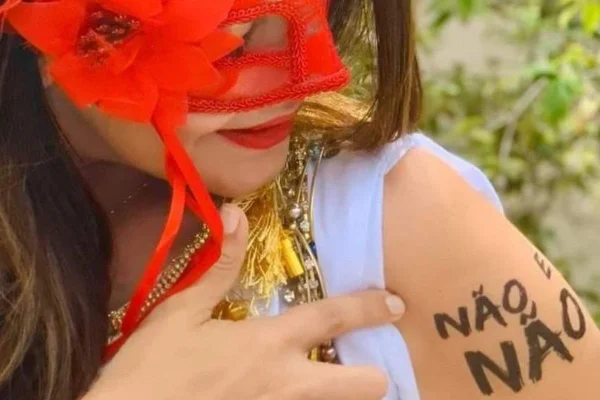 Ação visa auxiliar mulheres que sofrerem algum tipo de assédio durante o Carnaval. Serão 52 advogadas voluntárias que estarão de plantão 24h - Metrópoles