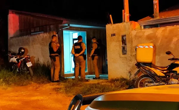 Policiais na casa de homem que foi morto com 31 tiros em Curitiba - Metrópoles
