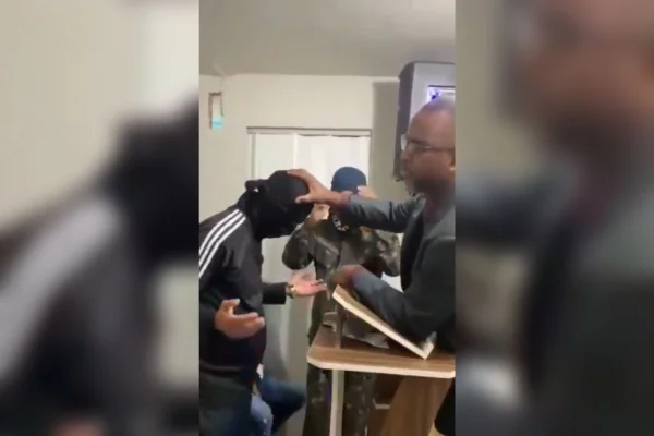 foto colorida de homem pedindo benção de pastor evangélico