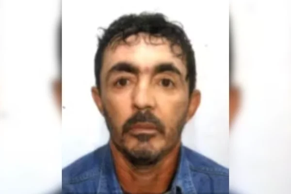 Imagem colorida de um homem branco com cabelo e barbas pretas - Metrópoles