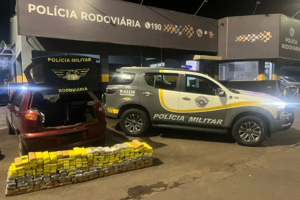 Imagem colorida mostra carro com placas adulteradas que transportava 200 kg de maconha em São Paulo - Metrópoles