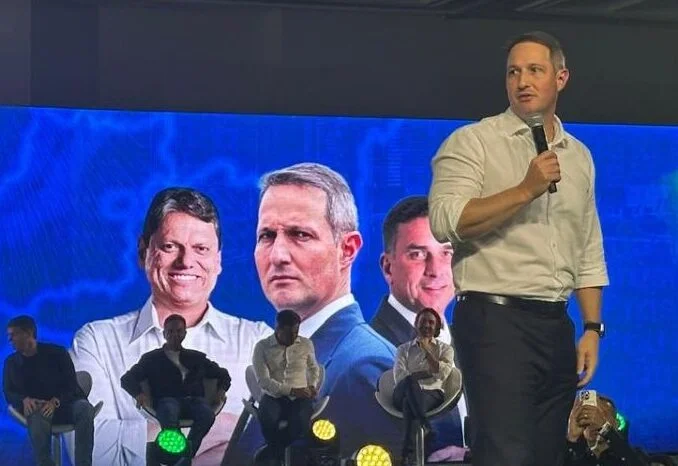 Guilherme Derrite discursa durante evento de lançamento da sua candidatura ao Senado, que contou com as presenças do governador Tarcísio de Freitas e do pré-candidato à Presidência da República Flávio Bolsonaro Guilherme Derrite discursa durante evento de lançamento da sua candidatura ao Senado, que contou com as presenças do governador Tarcísio de Freitas e do pré-candidato à Presidência da República Flávio Bolsonaro