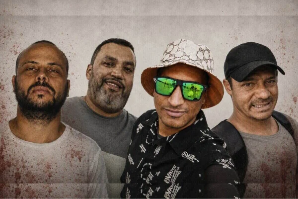 Quatro homens lado a lado - Metrópoles