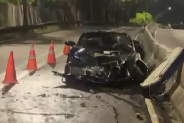 Imagem colorida de Porsche batida. Metrópoles