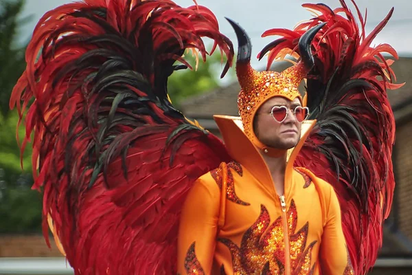 Rocketman: mesmo sem réplicas, filme faz jus ao estilo de Elton John