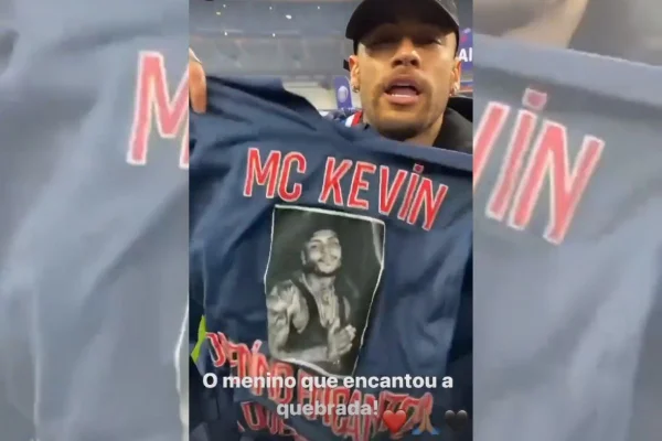 Neymar homenageia MC Kevin