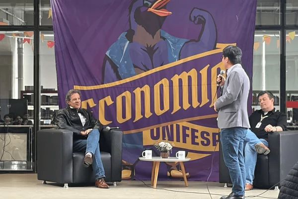 Imagem colorida do pré-candidato ao Senado de SP Fernando Haddad discursando na Unifesp - Metrópoles