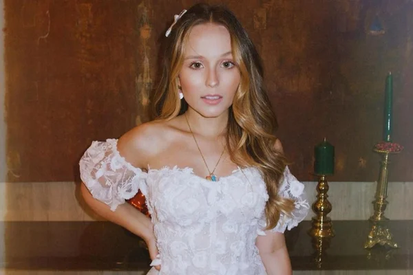 Larissa Manoela eleva temperatura ao mostrar vestido de Réveillon