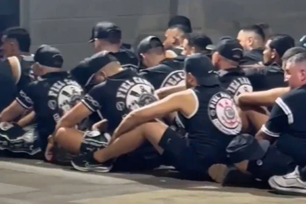 Imagem colorida de torcedores do Corinthians
