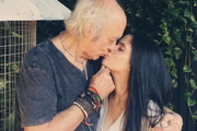 Fernanda Esteves e Erasmo Carlos dão um selinho