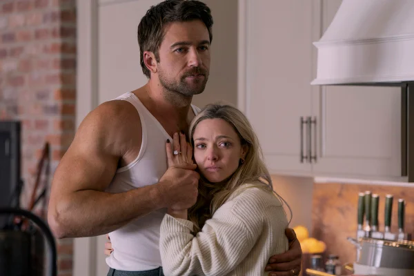 Amanda Seyfried e Brandon Sklenar como Nina e Andrew no filme A Empregada - Metrópoles