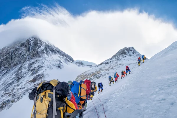 Imagem colorida de alpinistas escalando Everest - Metrópoles