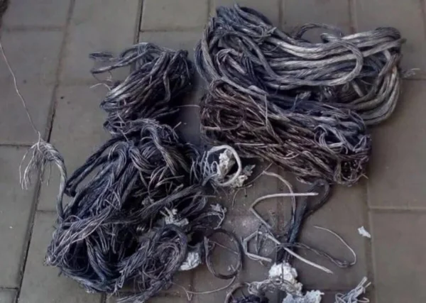 Imagem colorida de fios elétricos queimados - Metrópoles