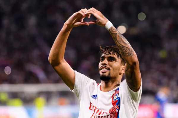 Lucas Paquetá comemorando no Lyon