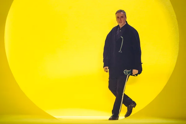 Raf simons encerrando desfile