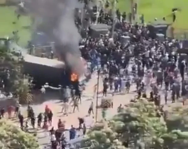 Foto colorida de confronto entre manifestantes e policiais, no Quênia - Metrópoles