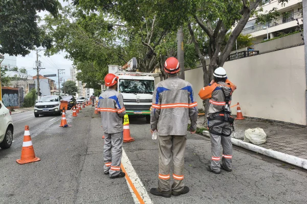 Imagem mostra trabalhadores da Enel - Metrópoles