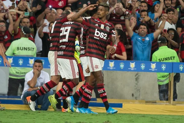 Flamengo vira sobre o Ceará e ergue troféu com festa no Maracanã