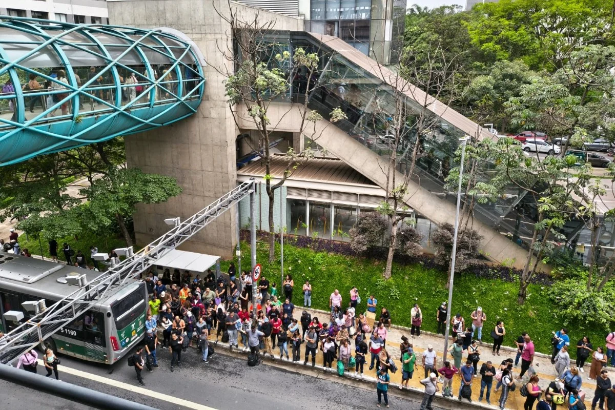 Fila do Paese na linha 15 do monotrilho após acidente com guindaste na Vila Prudente Fila do Paese na linha 15 do monotrilho após acidente com guindaste na Vila Prudente